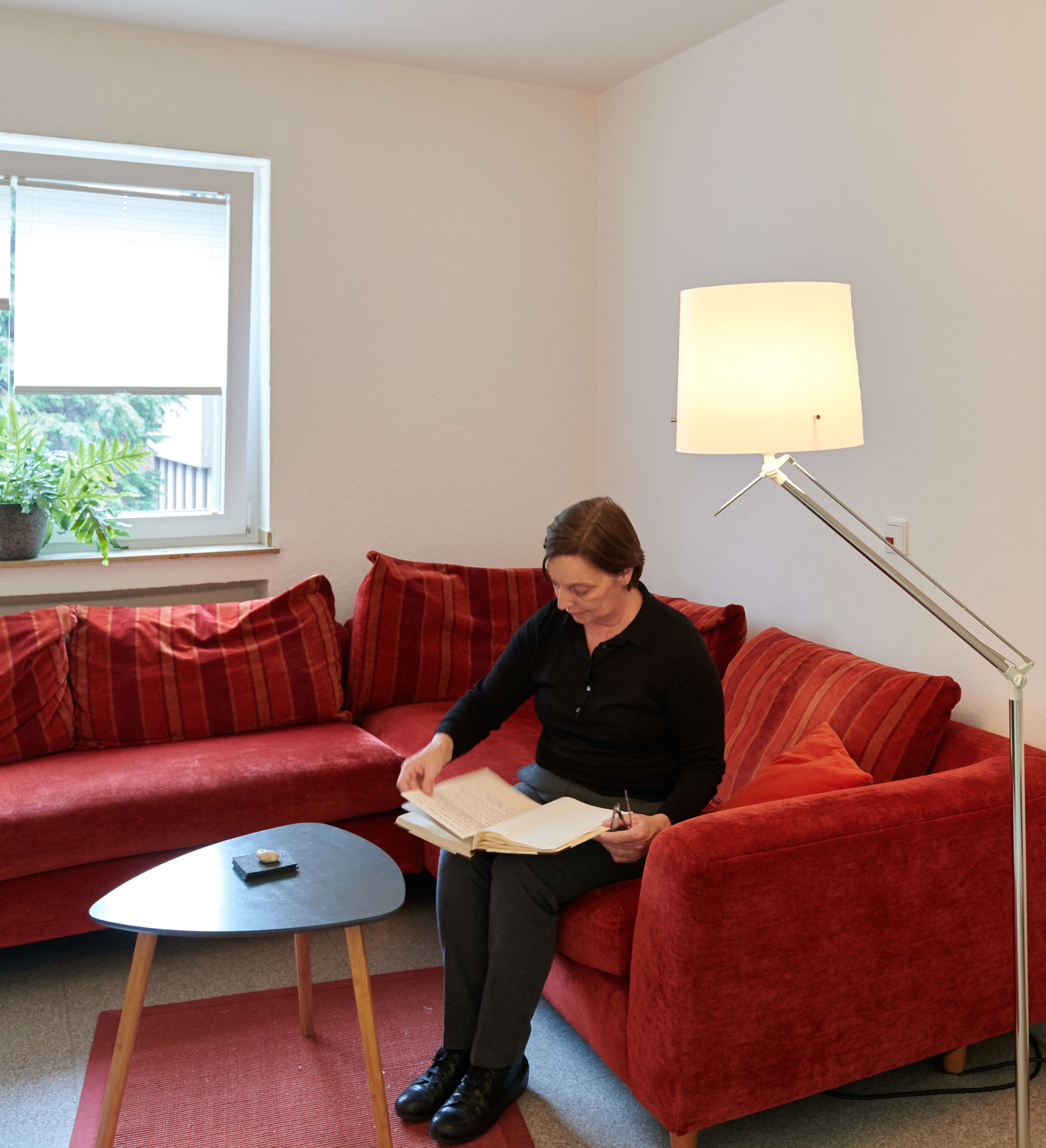 Patient auf Sofa im Hospiz Mönchengladbach